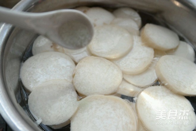 王府<a href=/shicai/diaoweipin/CongYou/index.html target=_blank><u>葱油</u></a><a href=/shicai/shucai/XingBaoGu/index.html target=_blank><u><a href=/shicai/guopin/Xing/index.html target=_blank><u>杏</u></a>鲍菇</u></a>的做法