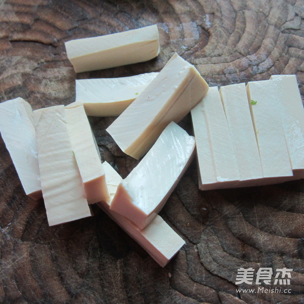 <a href=/shicai/mimian/HeiDou/index.html target=_blank><u>黑豆</u></a>豉煮<a href=/shicai/mimian/DouFu/index.html target=_blank><u>豆腐</u></a>的做法