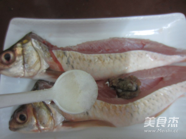 <a href=/shicai/mimian/HuangDou/index.html target=_blank><u>黄豆</u></a>酱蒸<a href=/shicai/shuichanpin/LingYu/index.html target=_blank><u>鲮鱼</u></a>腩的做法