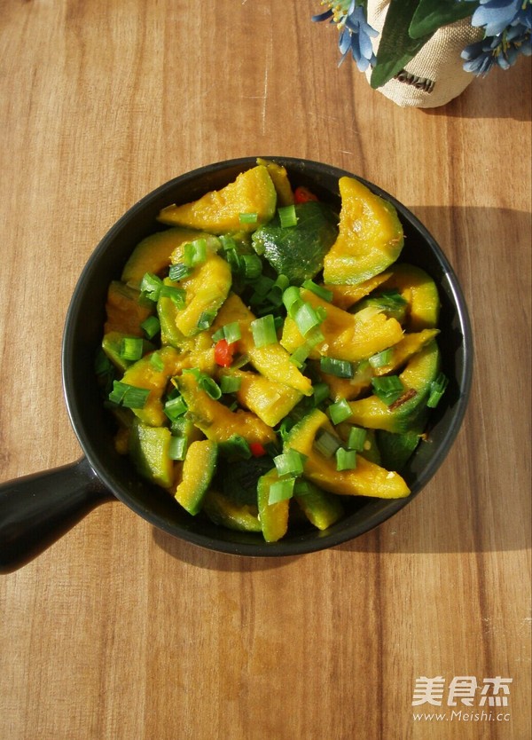 <a href=/shicai/diaoweipin/CongYou/index.html target=_blank><u>葱油</u></a><a href=/shicai/shucai/NanGua/index.html target=_blank><u>南瓜</u></a>的做法