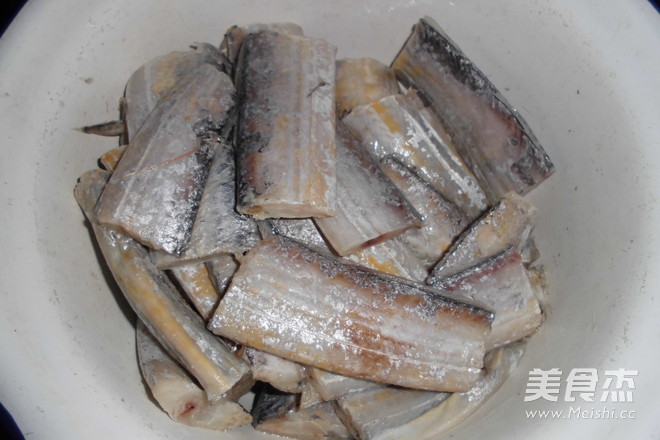 干炸<a href=/shicai/shuichanpin/DaiYu/index.html target=_blank><u>带鱼</u></a>的做法