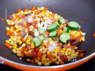 五彩<a href=/shicai/rouqin/HuoTui/index.html target=_blank><u>火腿</u></a>炒粒粒