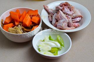 <a href=/shicai/shucai/XiangGu/index.html target=_blank><u>香菇</u></a>烧<a href=/shicai/rouqin/JiChi/index.html target=_blank><u>鸡翅</u></a>