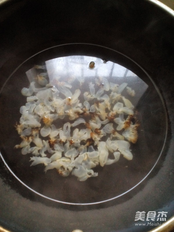 <a href=/shicai/shuichanpin/HaiZheTou/index.html target=_blank><u><a href=/shicai/shuichanpin/HaiZhe/index.html target=_blank><u>海蜇</u></a>头</u></a>拌白<a href=/shicai/shucai/CaiXin/index.html target=_blank><u>菜心</u></a>的做法