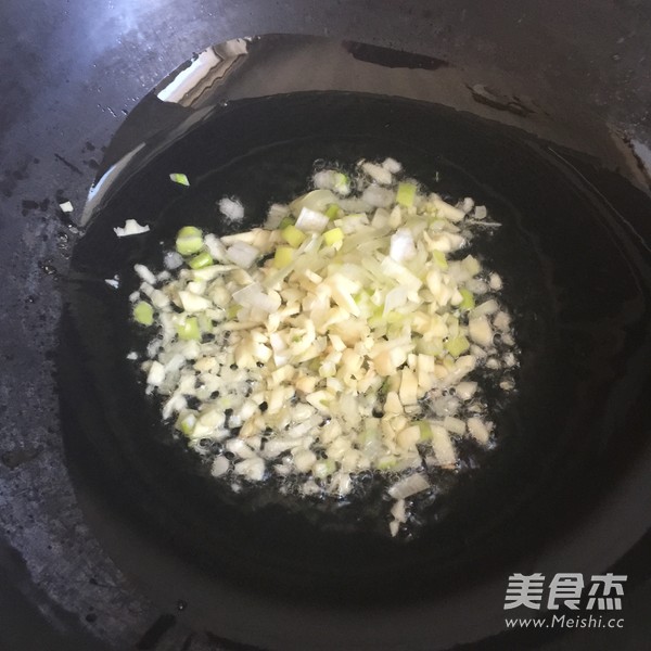 <a href=/shicai/guopin/ZhiMa/index.html target=_blank><u>芝麻</u></a><a href=/shicai/rouqin/YangRou/index.html target=_blank><u>羊肉</u></a>粒的做法