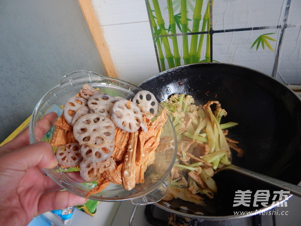 干锅<a href=/shicai/mimian/FuZhu/index.html target=_blank><u>腐竹</u></a>的做法