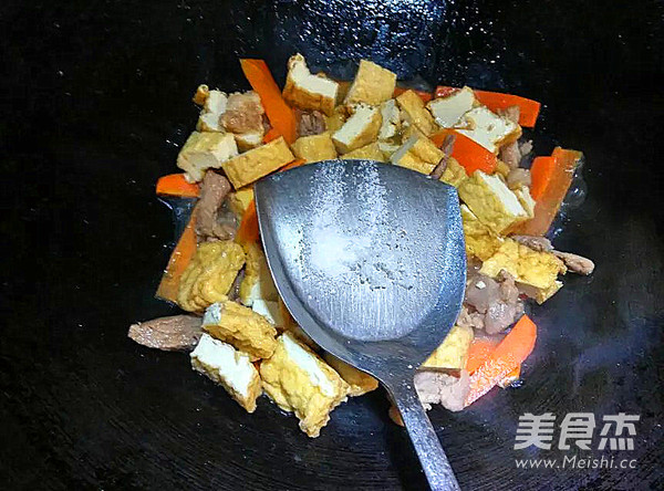 <a href=/shicai/shucai/XiQin/index.html target=_blank><u>西芹</u></a><a href=/shicai/shucai/HuLuoBo/index.html target=_blank><u>胡<a href=/shicai/shucai/LuoBo/index.html target=_blank><u>萝卜</u></a></u></a>焖<a href=/shicai/mimian/DouFu/index.html target=_blank><u>豆腐</u></a>的做法