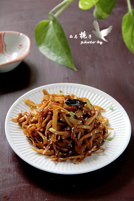 干煸<a href=/shicai/shucai/XingBaoGu/index.html target=_blank><u><a href=/shicai/guopin/Xing/index.html target=_blank><u>杏</u></a>鲍菇</u></a>