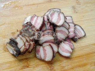 <a href=/shicai/rouqin/LaRou/index.html target=_blank><u>腊肉</u></a>烩<a href=/shicai/mimian/DouFu/index.html target=_blank><u>豆腐</u></a>