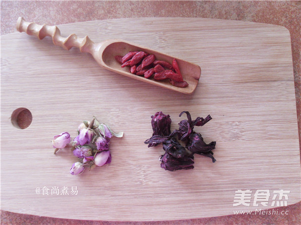 玫瑰洛神花<a href=/shicai/guopin/GouQi/index.html target=_blank><u>枸杞</u></a>茶的做法