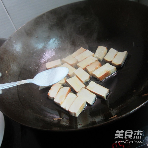 <a href=/shicai/mimian/XiangGan/index.html target=_blank><u>香干</u></a><a href=/shicai/shucai/QinCai/index.html target=_blank><u>芹菜</u></a>烧烤肠的做法