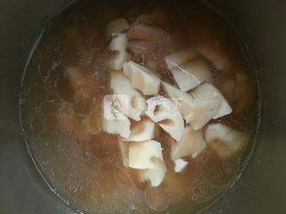 <a href=/shicai/shucai/LianOu/index.html target=_blank><u>莲<a href=/shicai/shucai/Ou/index.html target=_blank><u>藕</u></a></u></a>炖猪手