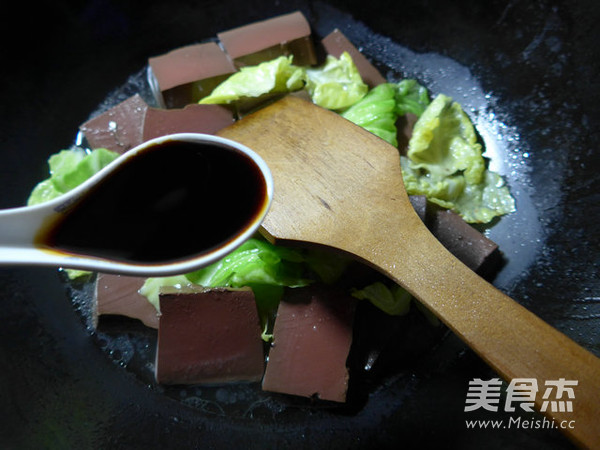 <a href=/shicai/shucai/YuanBaiCai/index.html target=_blank><u>圆<a href=/shicai/shucai/BaiCai/index.html target=_blank><u>白菜</u></a></u></a>煮<a href=/shicai/rouqin/YaXie/index.html target=_blank><u>鸭<a href=/shicai/rouqin/Xue/index.html target=_blank><u>血</u></a></u></a>的做法