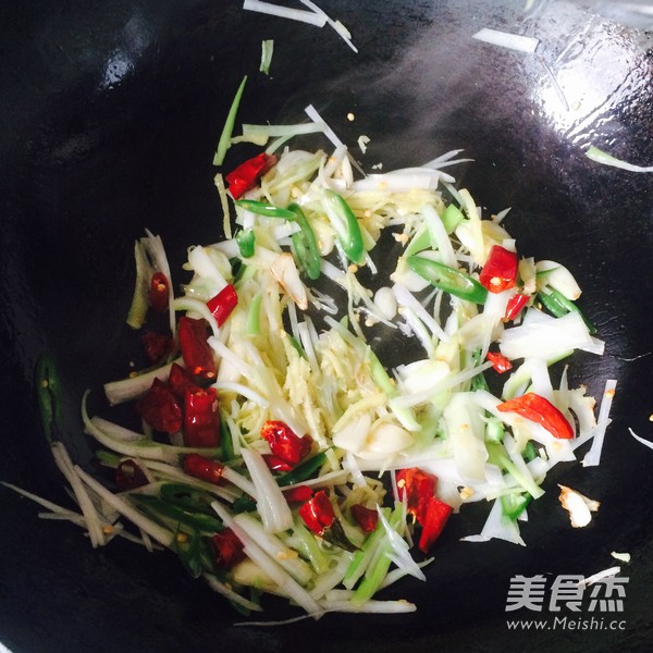 辣炒<a href=/shicai/shuichanpin/HuaGe/index.html target=_blank><u>花蛤</u></a>的做法