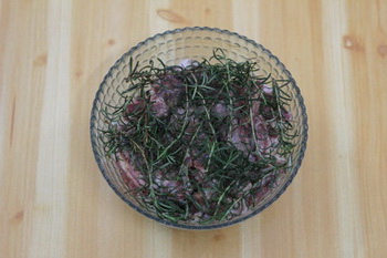 迷迭香烤<a href=/shicai/rouqin/YangPai/index.html target=_blank><u>羊排</u></a>步骤2