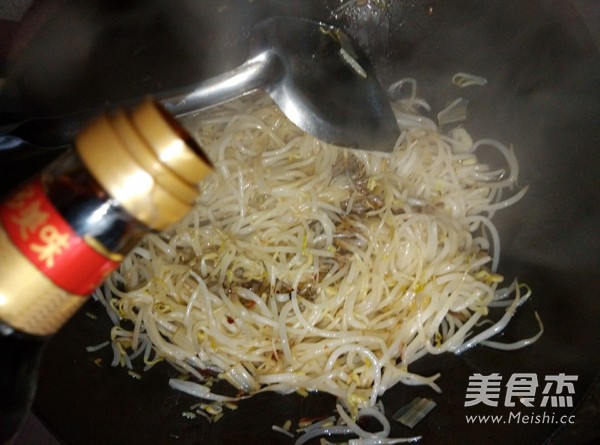 家常版炒绿<a href=/shicai/shucai/DouYa/index.html target=_blank><u>豆芽</u></a>的做法