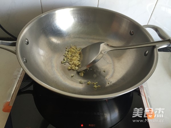 <a href=/shicai/shucai/LuoBo/index.html target=_blank><u>萝卜</u></a><a href=/shicai/shuichanpin/ManYu/index.html target=_blank><u>鳗鱼</u></a>干的做法