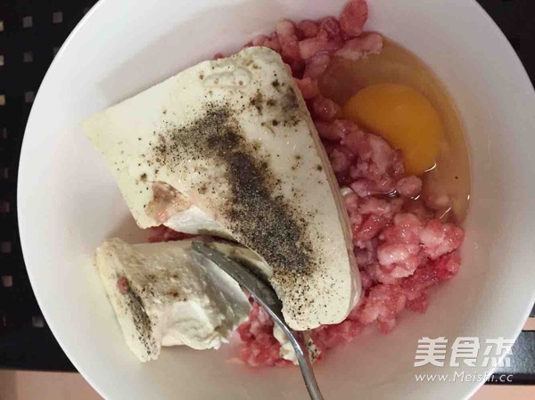 <a href=/shicai/mimian/DouFu/index.html target=_blank><u>豆腐</u></a>肉丸子的做法