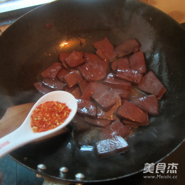 <a href=/shicai/mimian/HeiDou/index.html target=_blank><u>黑豆</u></a>豉煮<a href=/shicai/rouqin/zhuXue/index.html target=_blank><u>猪<a href=/shicai/rouqin/Xue/index.html target=_blank><u>血</u></a></u></a>的做法