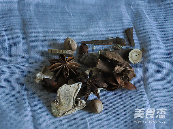 电压力锅版卤<a href=/shicai/rouqin/ZhuTi/index.html target=_blank><u>猪蹄</u></a>的做法