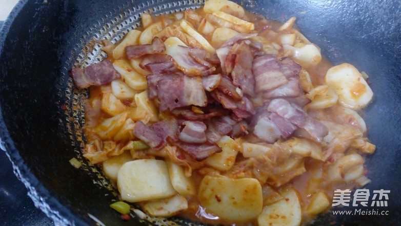 辣<a href=/shicai/shucai/BaiCai/index.html target=_blank><u>白菜</u></a><a href=/shicai/rouqin/PeiGen/index.html target=_blank><u>培根</u></a>炒<a href=/shicai/mimian/NianGao/index.html target=_blank><u>年糕</u></a>的做法