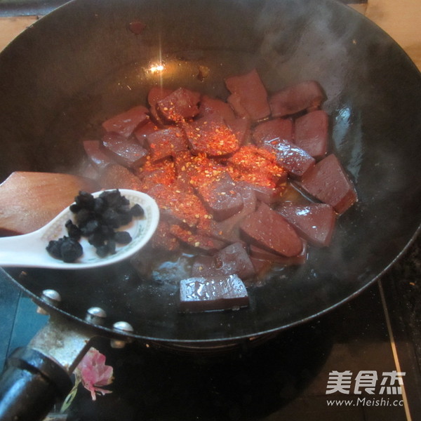 <a href=/shicai/mimian/HeiDou/index.html target=_blank><u>黑豆</u></a>豉煮<a href=/shicai/rouqin/zhuXue/index.html target=_blank><u>猪<a href=/shicai/rouqin/Xue/index.html target=_blank><u>血</u></a></u></a>的做法