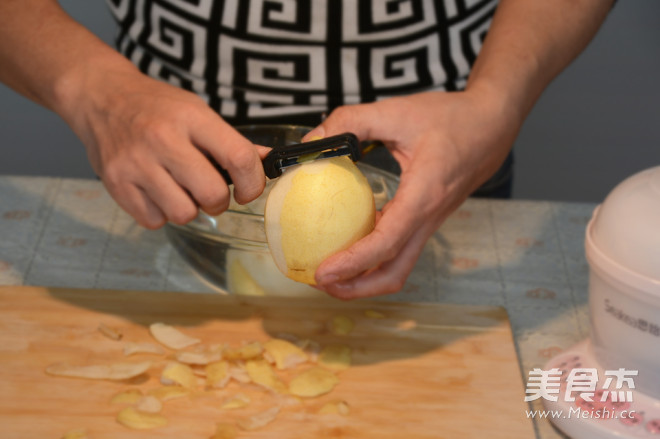 <a href=/shicai/shucai/BaiHe/index.html target=_blank><u>百合</u></a>炖雪<a href=/shicai/guopin/Li/index.html target=_blank><u>梨</u></a>的做法