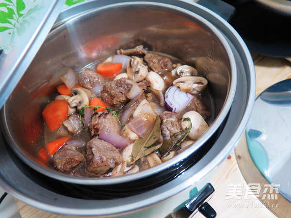 啤酒炖<a href=/shicai/rouqin/NiuRou/index.html target=_blank><u>牛肉</u></a>的做法