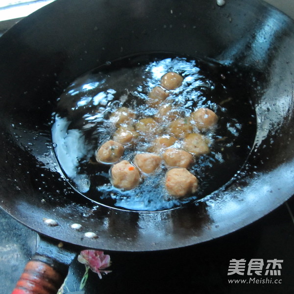 炸<a href=/shicai/shucai/HuLuoBo/index.html target=_blank><u>胡<a href=/shicai/shucai/LuoBo/index.html target=_blank><u>萝卜</u></a></u></a><a href=/shicai/rouqin/ZhuRou/index.html target=_blank><u>猪肉</u></a>丸子的做法