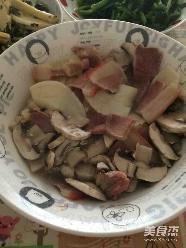 <a href=/shicai/rouqin/XianRou/index.html target=_blank><u>咸肉</u></a>炖毛笋<a href=/shicai/shucai/MoGu/index.html target=_blank><u>蘑菇</u></a>的做法