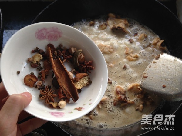 <a href=/shicai/shucai/BanLi/index.html target=_blank><u>板栗</u></a>烧鸡的做法