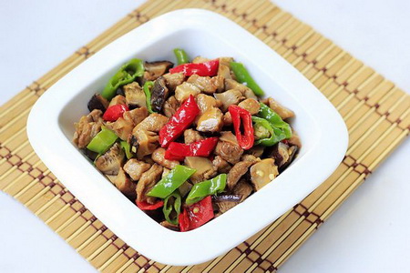 <a href=/shicai/shucai/XiangGu/index.html target=_blank><u>香菇</u></a><a href=/shicai/rouqin/YangRou/index.html target=_blank><u>羊肉</u></a>丁的做法