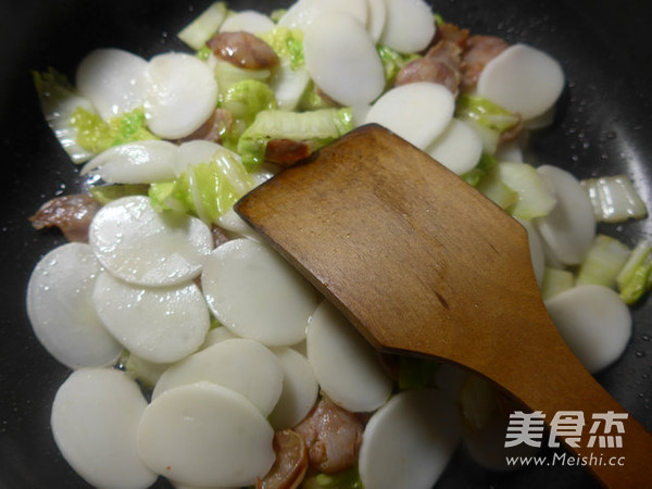 麻辣<a href=/shicai/rouqin/XiangChang/index.html target=_blank><u>香肠</u></a><a href=/shicai/shucai/BaiCai/index.html target=_blank><u>白菜</u></a>炒<a href=/shicai/mimian/NianGao/index.html target=_blank><u>年糕</u></a>的做法