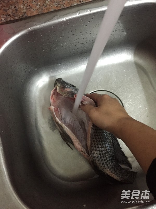 蕃茄焖<a href=/shicai/shuichanpin/LuoFeiYu/index.html target=_blank><u>罗非鱼</u></a>的做法