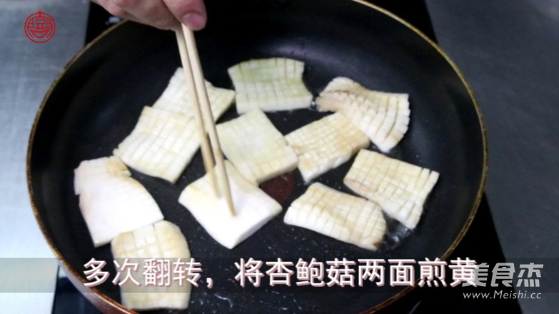 菜鸟也能做的-香煎<a href=/shicai/shucai/XingBaoGu/index.html target=_blank><u><a href=/shicai/guopin/Xing/index.html target=_blank><u>杏</u></a>鲍菇</u></a>的做法