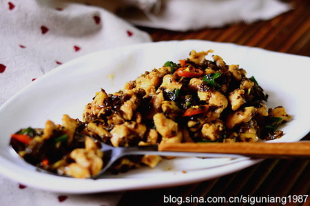 (图)<a href=/shicai/shucai/YaCai/index.html target=_blank><u>芽菜</u></a>碎米鸡