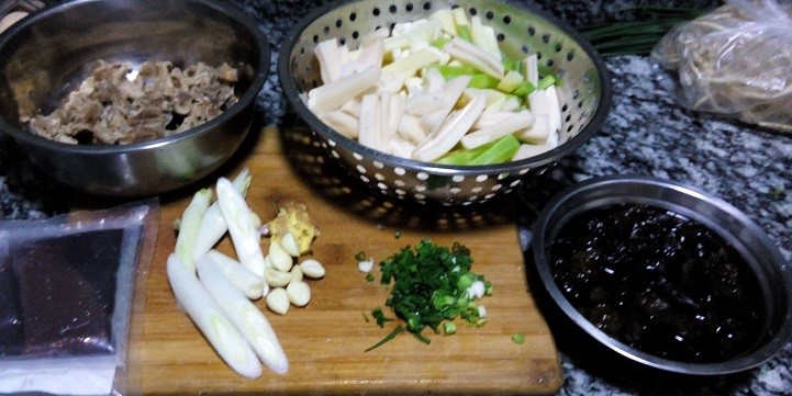 香锅<a href=/shicai/rouqin/PaiGu/index.html target=_blank><u>排骨</u></a>的做法的做法