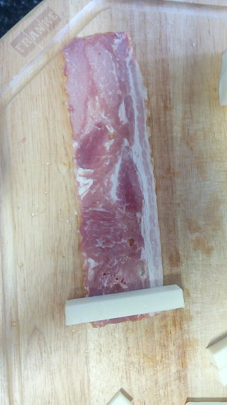 <a href=/shicai/rouqin/PeiGen/index.html target=_blank><u>培根</u></a><a href=/shicai/mimian/NaiLao/index.html target=_blank><u>奶酪</u></a>卷