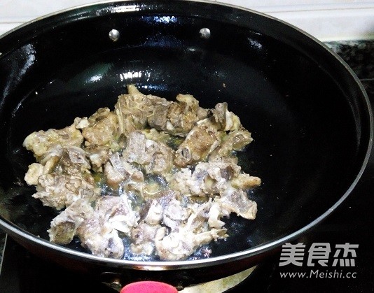 香锅<a href=/shicai/rouqin/PaiGu/index.html target=_blank><u>排骨</u></a>的做法的做法