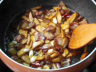 干煸<a href=/shicai/rouqin/LaRou/index.html target=_blank><u>腊肉</u></a><a href=/shicai/shucai/XingBaoGu/index.html target=_blank><u><a href=/shicai/guopin/Xing/index.html target=_blank><u>杏</u></a>鲍菇</u></a>