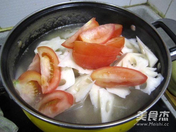 <a href=/shicai/shucai/XiHongShi/index.html target=_blank><u>西红柿</u></a><a href=/shicai/rouqin/JiGu/index.html target=_blank><u>脊骨</u></a>炖连<a href=/shicai/shucai/Ou/index.html target=_blank><u>藕</u></a>的做法