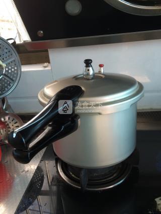 <a href=/shicai/shucai/MuEr/index.html target=_blank><u>木耳</u></a>炖土鸡