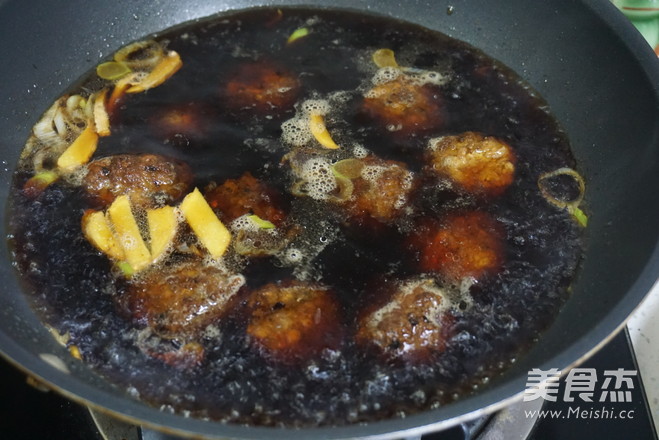 <a href=zt/hsszt target=_blank><u>红烧狮子头</u></a>的做法