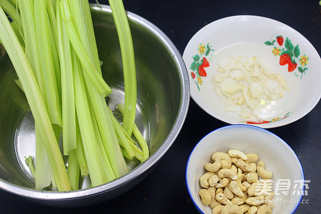 <a href=/shicai/shucai/XiQin/index.html target=_blank><u>西芹</u></a><a href=/shicai/guopin/YaoGuo/index.html target=_blank><u>腰果</u></a><a href=/shicai/shucai/BaiHe/index.html target=_blank><u>百合</u></a>的做法