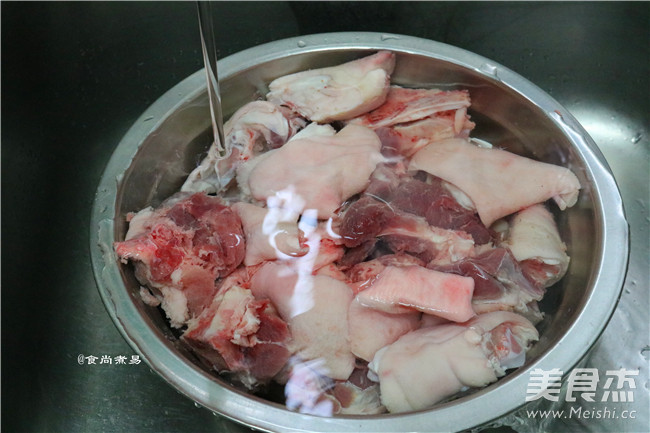 #六月鲜#<a href=/shicai/guopin/HuaSheng/index.html target=_blank><u>花生</u></a>煲猪手的做法