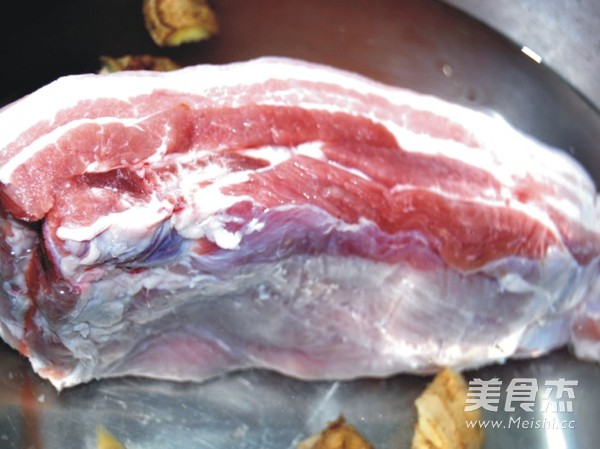 <a href=/shicai/shucai/GuiHua/index.html target=_blank><u>桂花</u></a>酱汁肉的做法