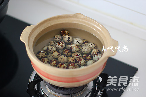 五香<a href=/shicai/rouqin/AnChun/index.html target=_blank><u>鹌鹑</u></a>蛋的做法