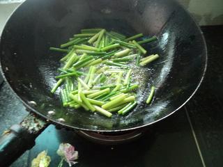 <a href=/shicai/rouqin/LaRou/index.html target=_blank><u>腊肉</u></a>腊肠炒蒜苔