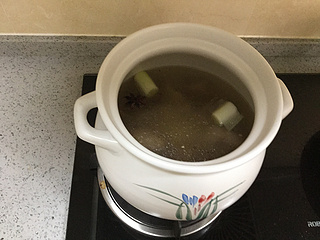 <a href=/shicai/mimian/KaoFu/index.html target=_blank><u>烤麸</u></a>焖<a href=/shicai/rouqin/PaiGu/index.html target=_blank><u>排骨</u></a>