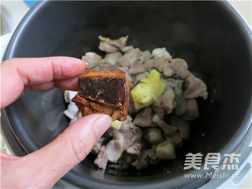启东风味烧<a href=/shicai/rouqin/YangRou/index.html target=_blank><u>羊肉</u></a>的做法
